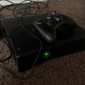 USED XBOX 360 w/ CONTROLLER
